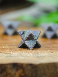 Kyanit, med Rubin Merkaba