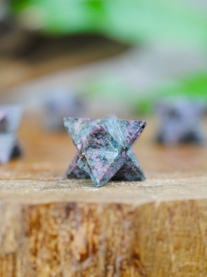 Kyanit, med Rubin Merkaba