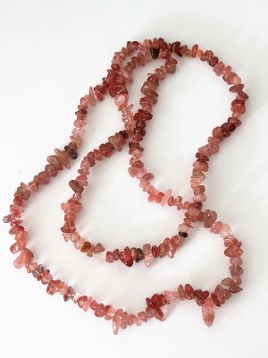 Jordgubbskvarts, Halsband Chips Lång