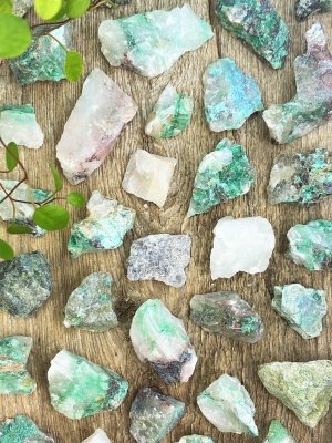 Dioptase in Quartz, Raw Bits