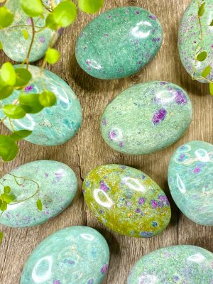 Fuchsite with ruby, Palm stone